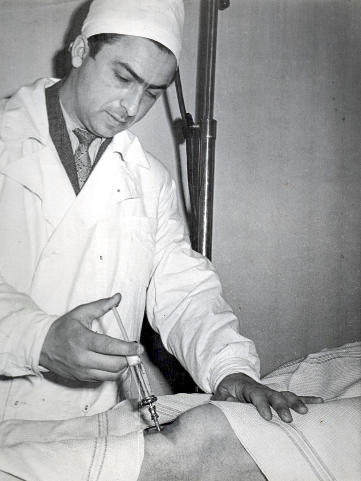 Dr. Mihaels Malkiels administering a blockade injection